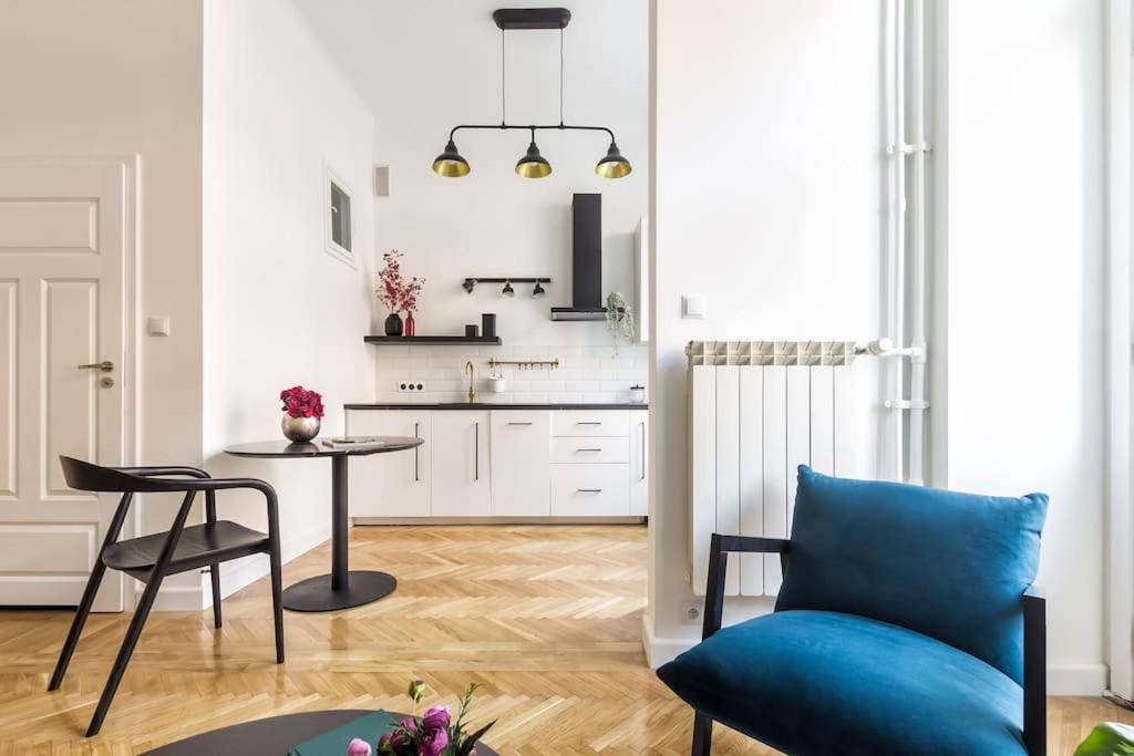 Glamorous With High Ceiling Near Metro Warszawa