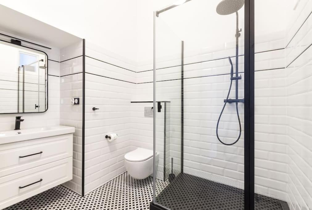 Apartament Glamorous With High Ceiling Near Metro