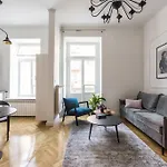 Glamorous Studio With High Ceiling Near Metro