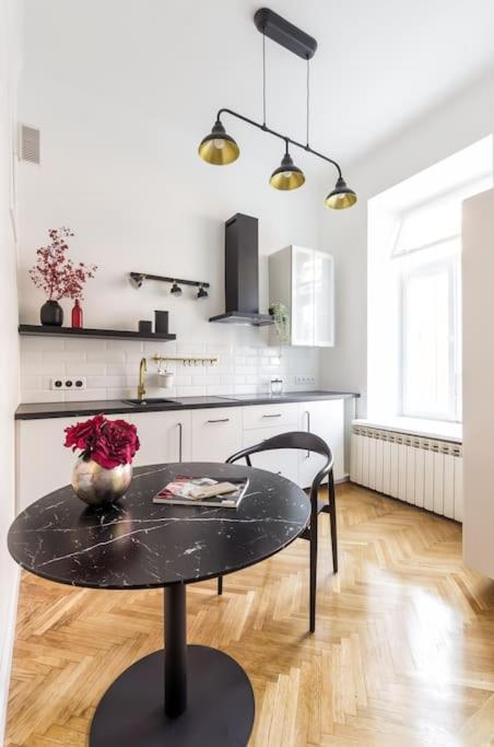 Apartment Glamorous With High Ceiling Near Metro