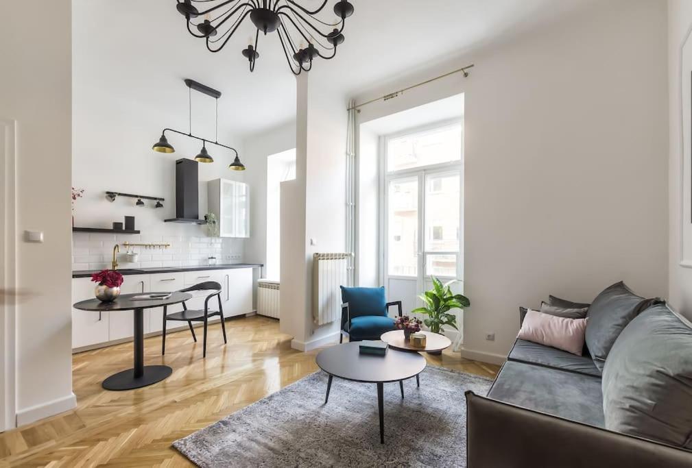 Glamorous With High Ceiling Near Metro