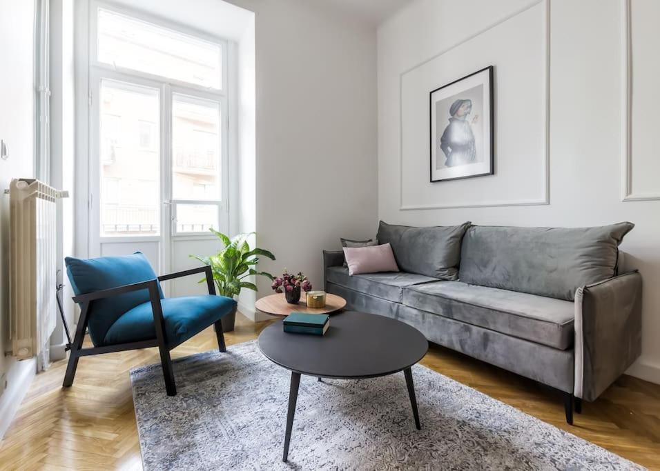 Glamorous With High Ceiling Near Metro